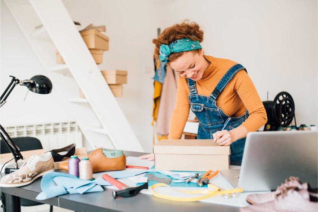 Se você é bom com trabalhos manuais, vender produtos artesanais pode ser uma ótima maneira de transformar um hobby em renda extra.