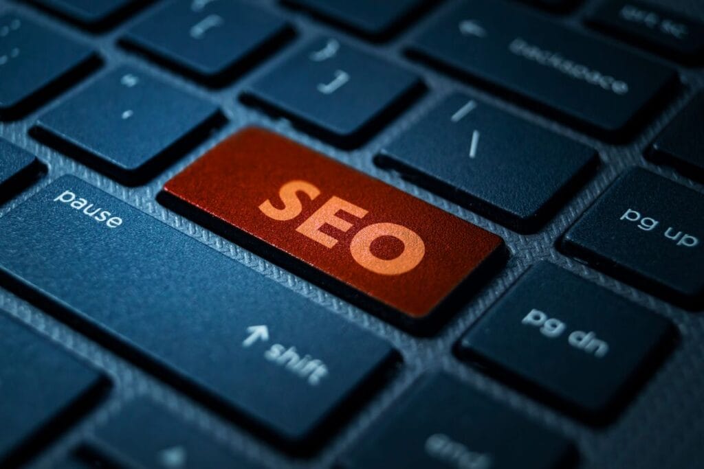 Uma das maneiras mais estratégicas de ganhar dinheiro com o Google é dominar o SEO (Search Engine Optimization) e trabalhar com marketing de afiliados.